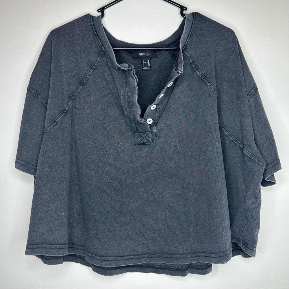 Oversized crop top. Button neck. Gray. Cozy